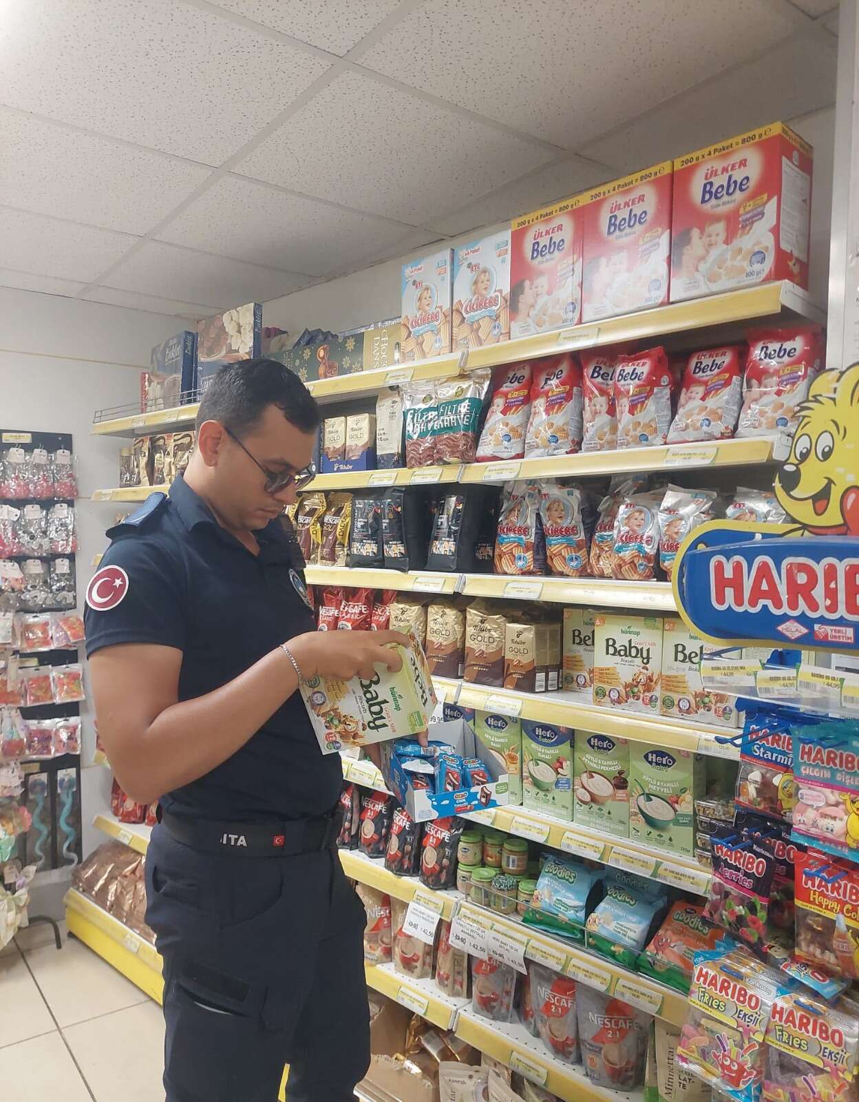 Marmaris’te Zabıta Ekiplerinden Zincir Marketlere Denetim: Son Kullanma Tarihi Geçmiş Ürünler Tespit Edildi 1
